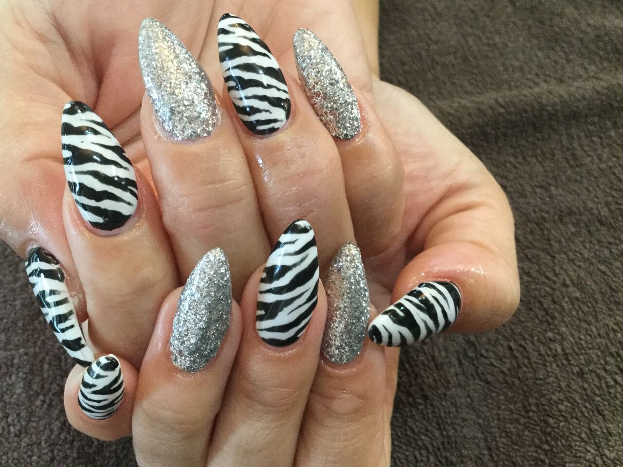 ゼブラ柄がかっこいい ダイヤモンドシルバー ゼブラの色変えロングスカルプ Nail Salon Freestyle