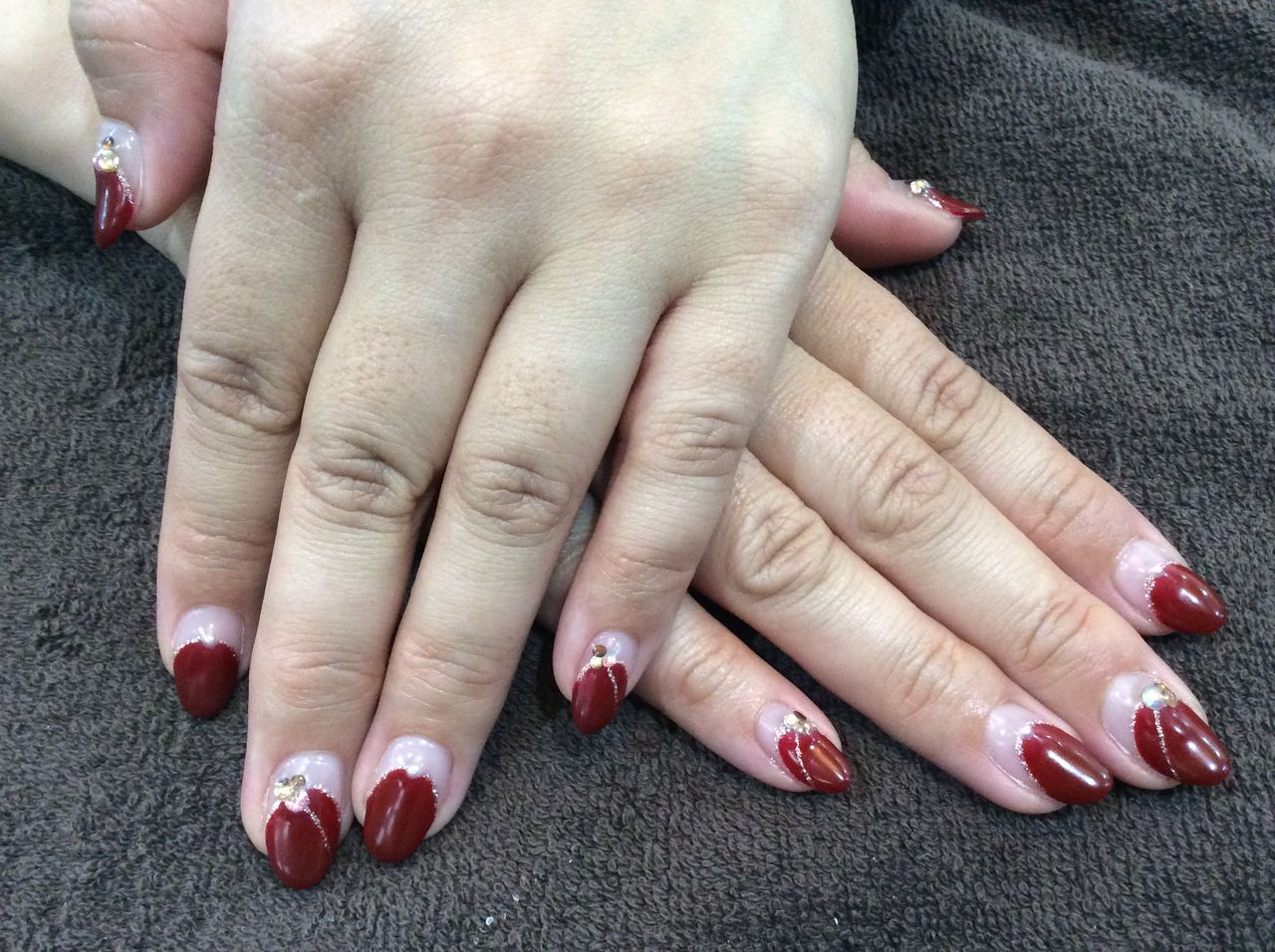 ストーン パールでアクセント ボルドーの丸フレンチネイル Nail Salon Freestyle ストーン パールでアクセント ボルドーの丸フレンチネイル Nail Salon Freestyle