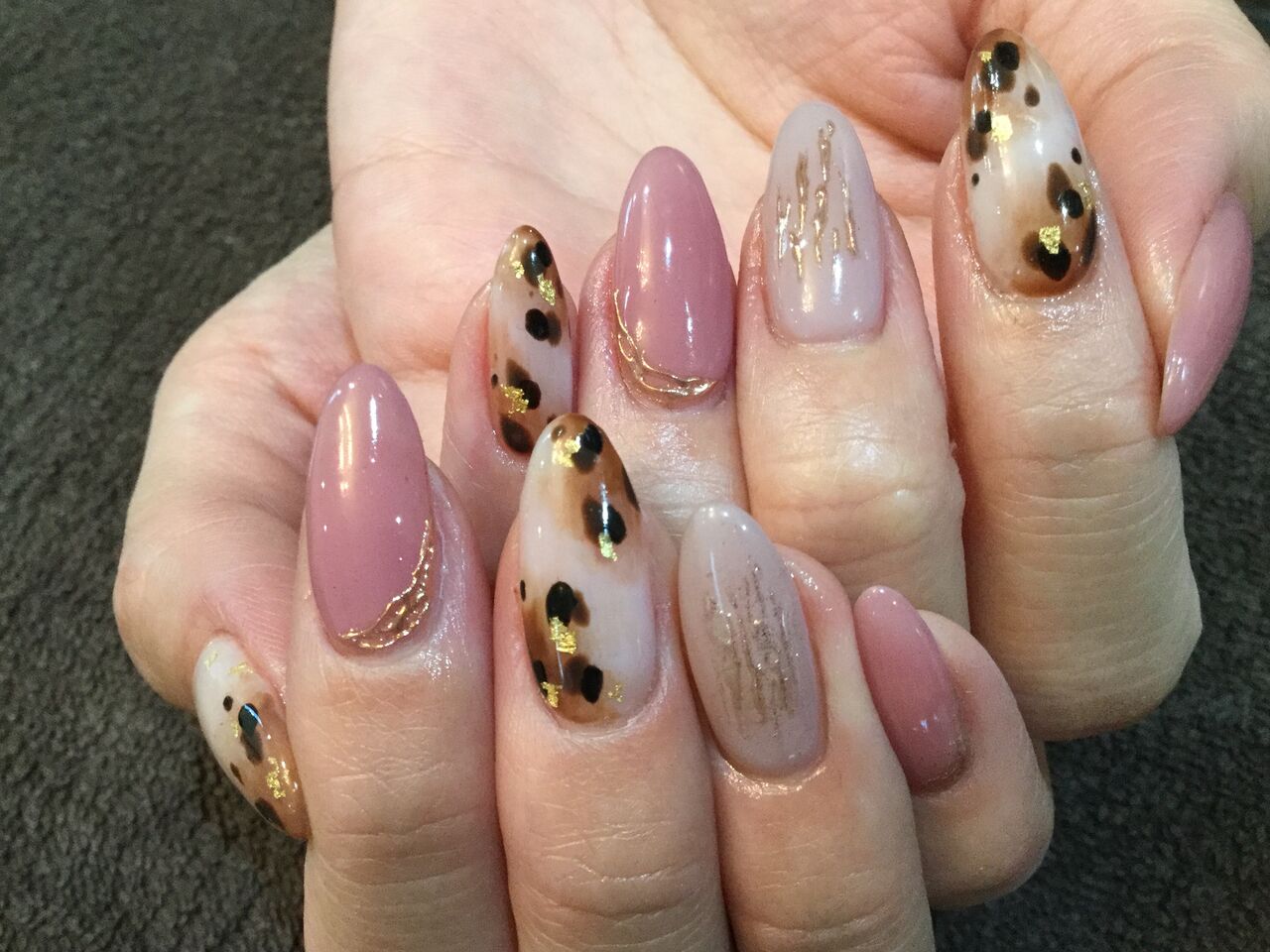 レオパードが可愛い 大人ピンク グレージュのミラーアートネイル Nail Salon Freestyle