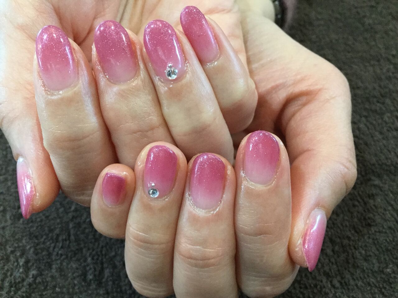 ストーンがキラッ くすみピンクのグラデーションネイル Nail Salon Freestyle