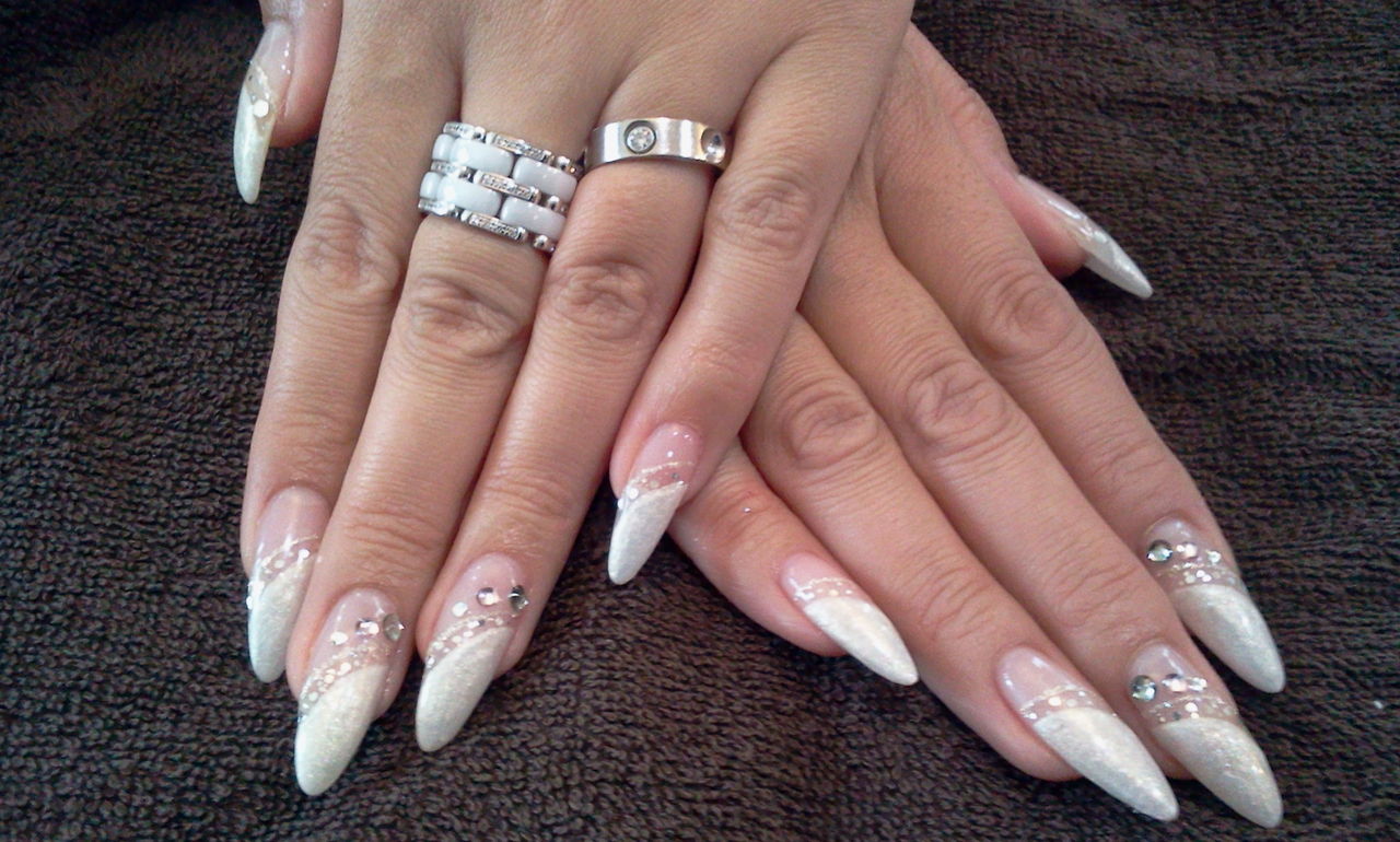 冬の白とホログラムで魅せるッ 斜めwフレンチ ジェルネイル Nail Salon Freestyle 冬の白とホログラムで魅せるッ 斜めwフレンチ ジェルネイル Nail Salon Freestyle