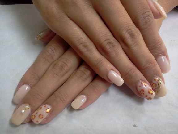 レオパード柄でも控えめ ヌーディーカラーのジェルネイル Nail Salon Freestyle レオパード柄でも控えめ ヌーディーカラーのジェルネイル Nail Salon Freestyle