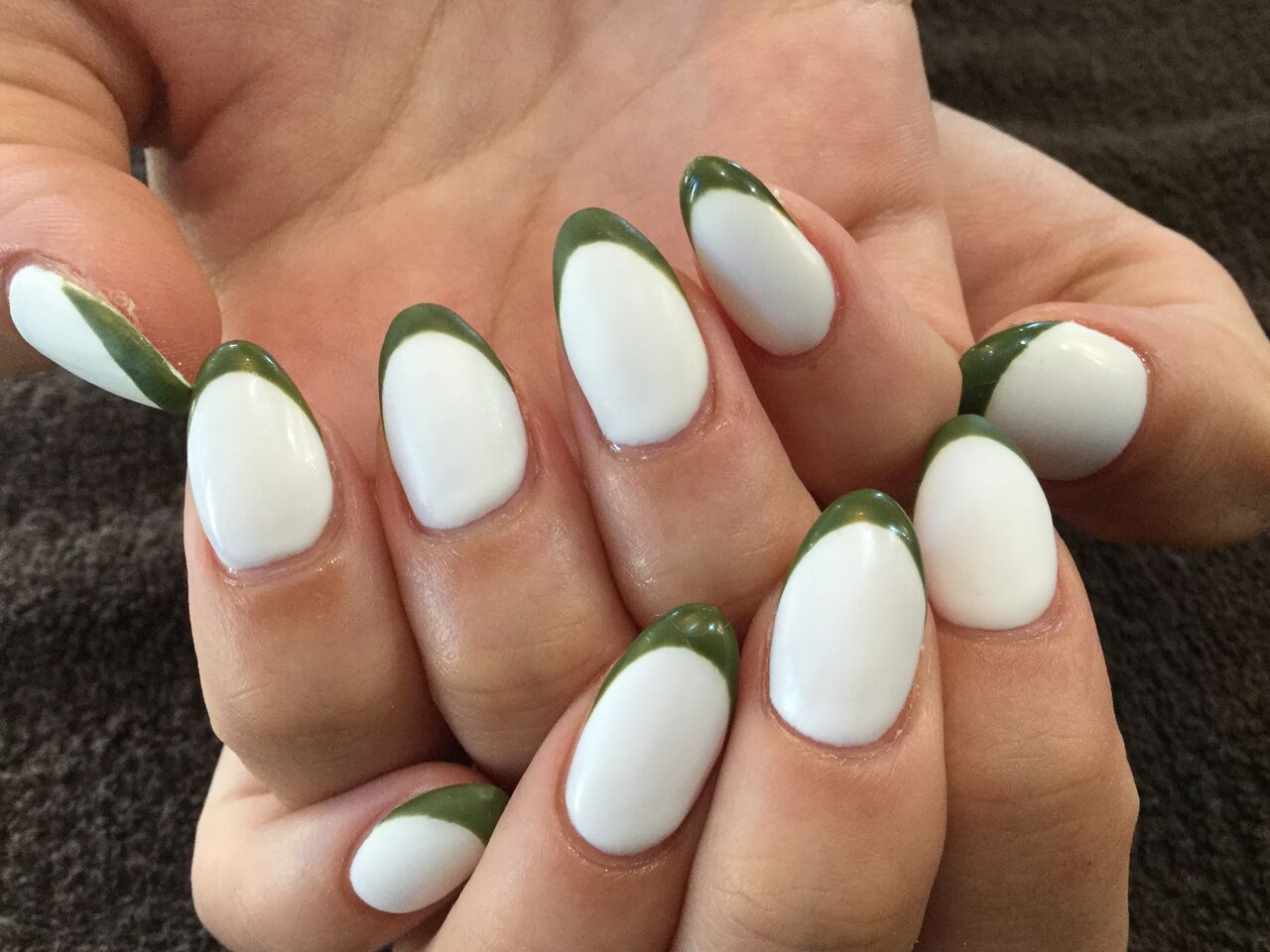 つやつや マットの組み合わせが可愛いっ カーキ 白のラインフレンチ Nail Salon Freestyle