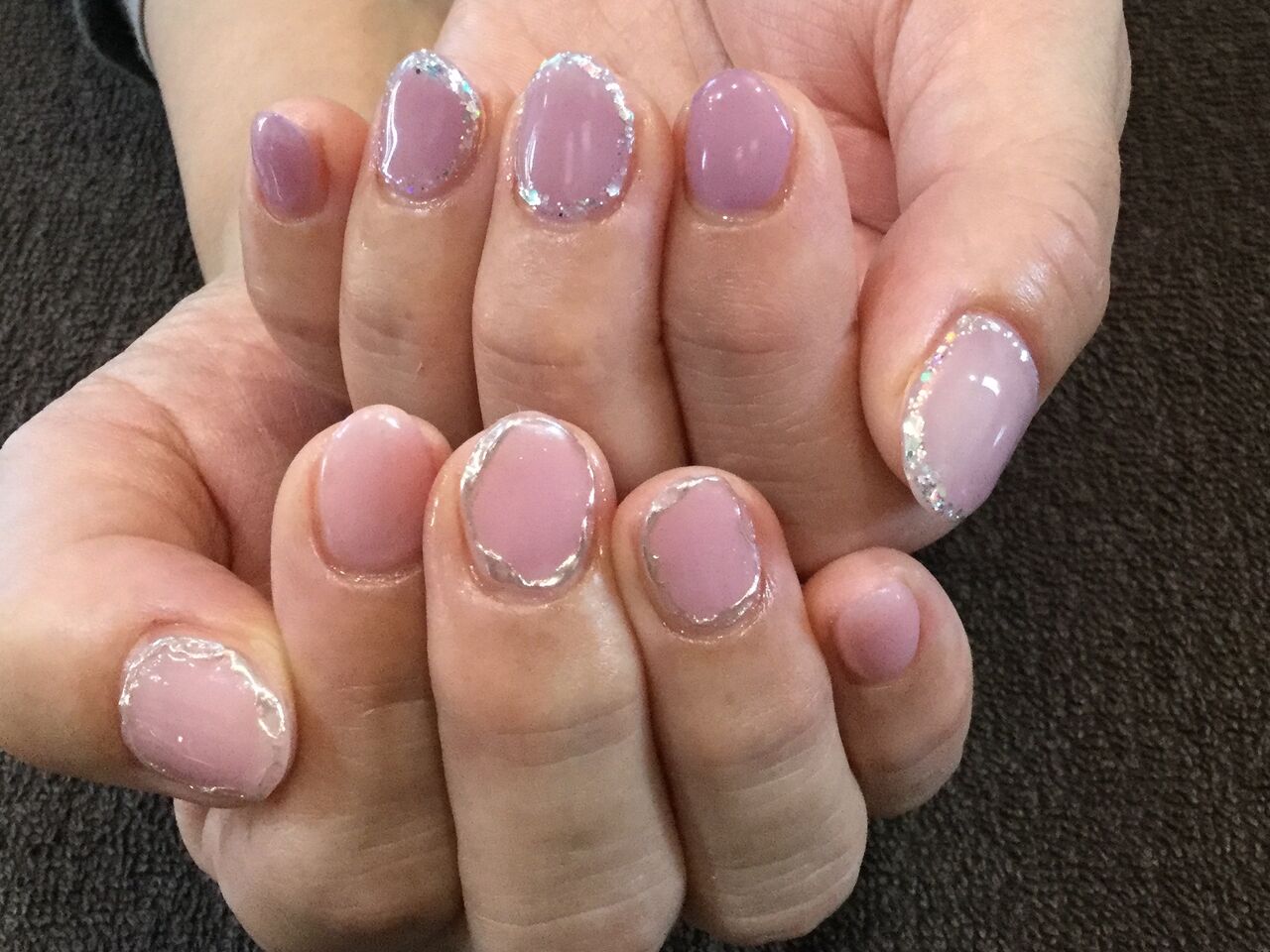 ラメ ミラーラインがポイント アシンメトリーネイル Nail Salon Freestyle