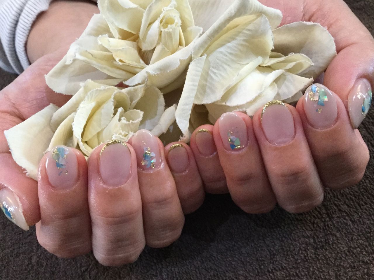 3色シェルが綺麗 グレージュのグラデネイル Nail Salon Freestyle 3色シェルが綺麗 グレージュのグラデネイル Nail Salon Freestyle