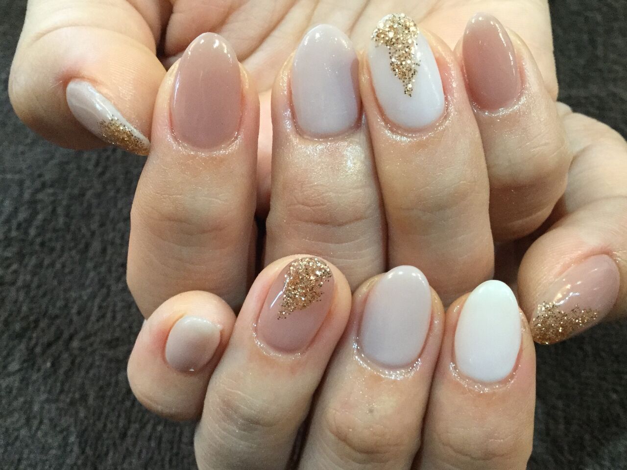 ラメがポイント ブラウン グレージュ ホワイトのワンカラーネイル 彡 Nail Salon Freestyle