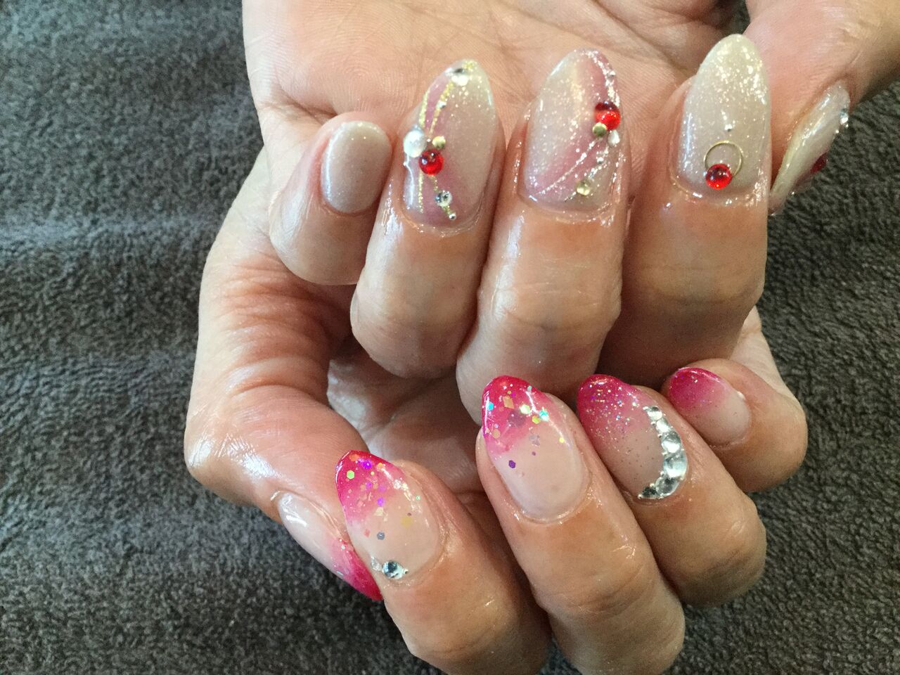 赤系で統一 ワンカラー 2色グラデのキラキラ アシンメトリーネイル Nail Salon Freestyle