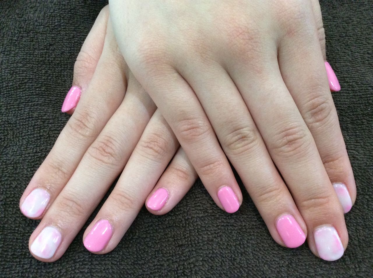 淡いタイダイ柄が可愛い 色変え一色塗りジェルネイル Nail Salon Freestyle 淡いタイダイ柄が可愛い 色変え一色塗りジェルネイル Nail Salon Freestyle