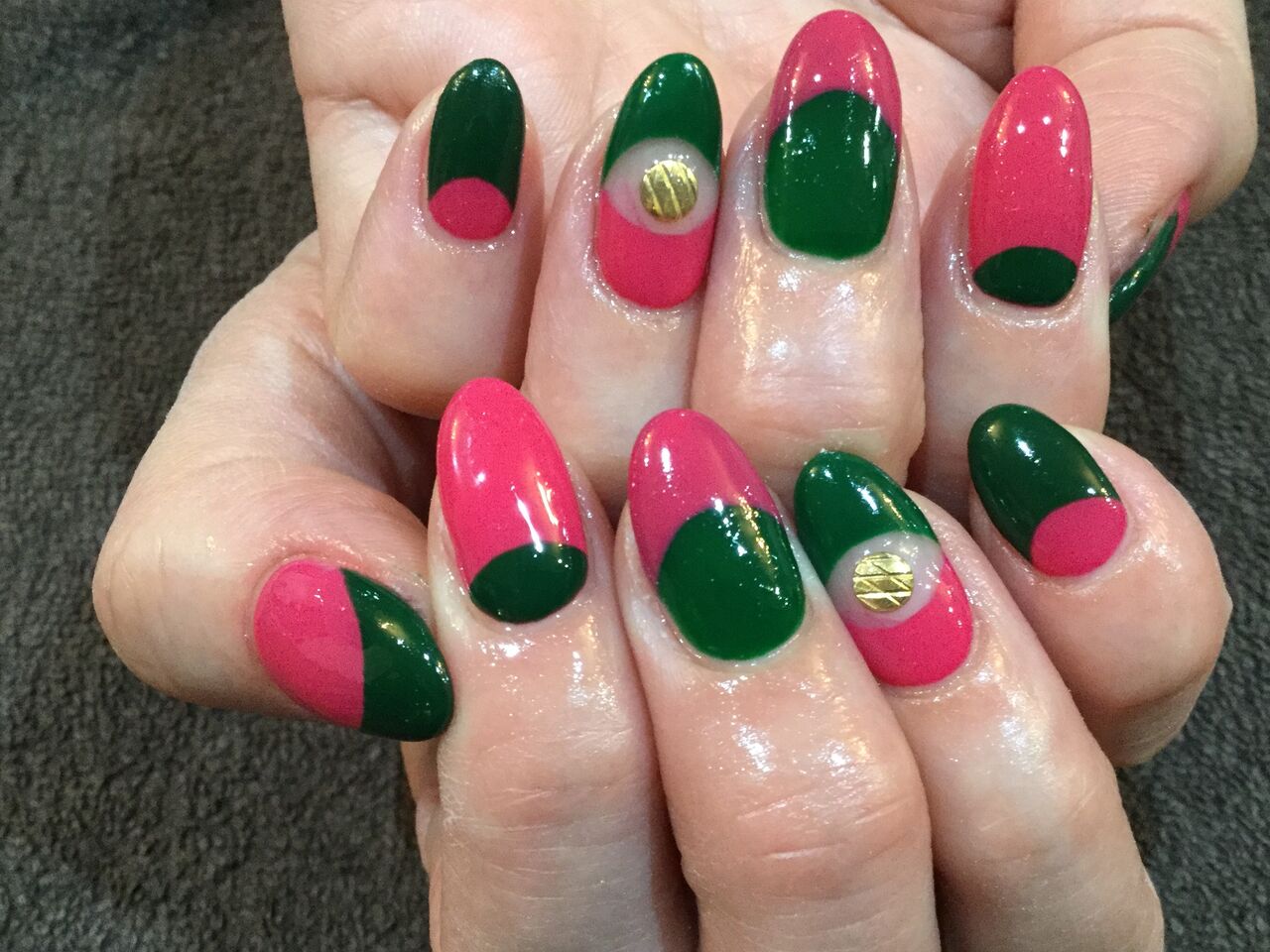 個性的 ビビットグリーン ピンクのアートフレンチネイル Nail Salon Freestyle
