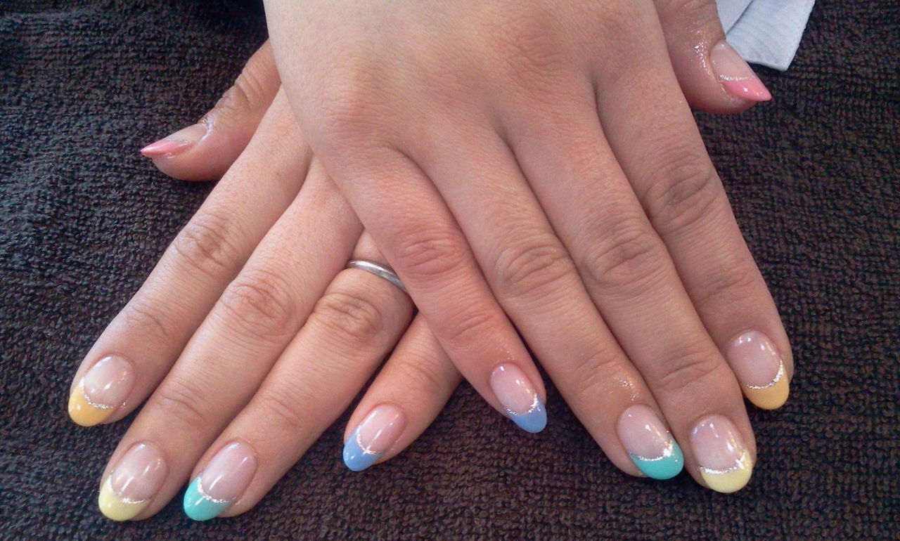 ５色のｓｓカラーの色変えフレンチネイル Nail Salon Freestyle
