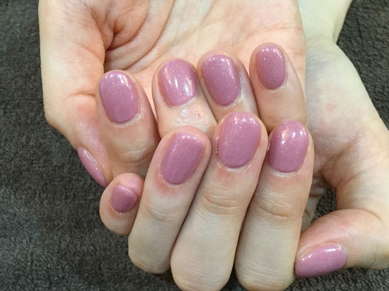 ラメ入り くすみピンクが可愛い モーブフロストのワンカラーネイル Nail Salon Freestyle