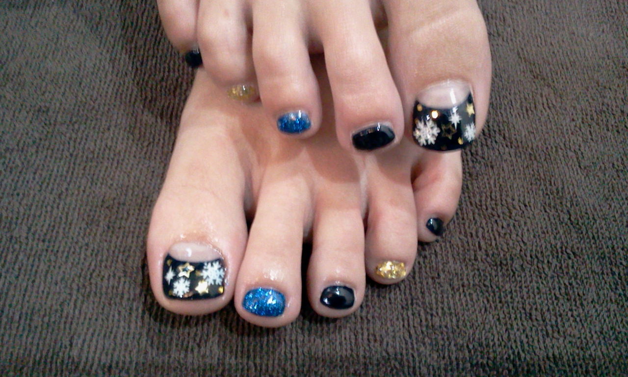 ネイビー ゴールド色変えwinter フットジェルネイル Nail Salon Freestyle ネイビー ゴールド色変えwinter フットジェルネイル Nail Salon Freestyle