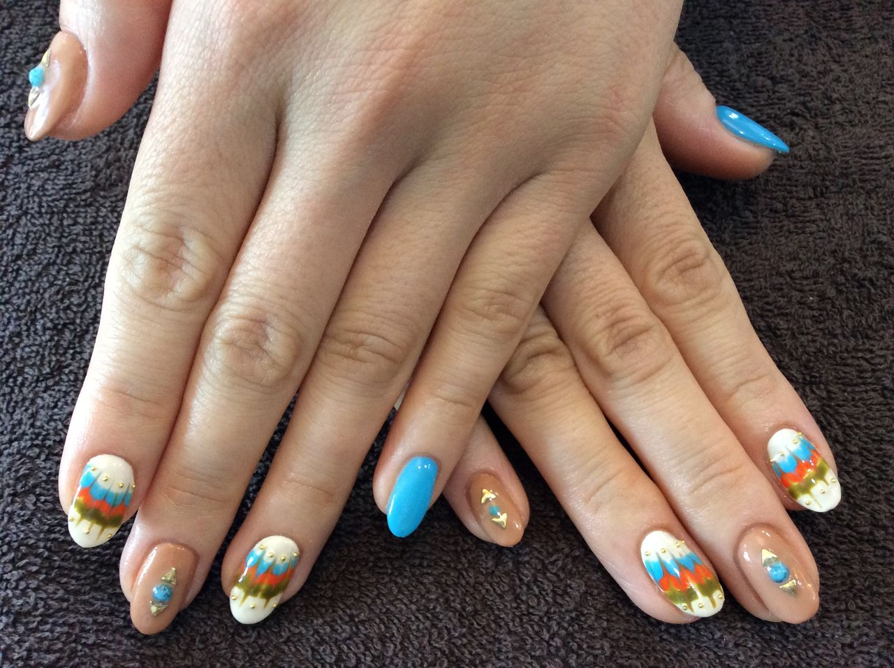 エスニック風 アースカラーのピーコック柄が個性的な色変え ジェルネイル Nail Salon Freestyle エスニック風 アースカラーのピーコック柄が個性的な色変え ジェルネイル Nail Salon Freestyle