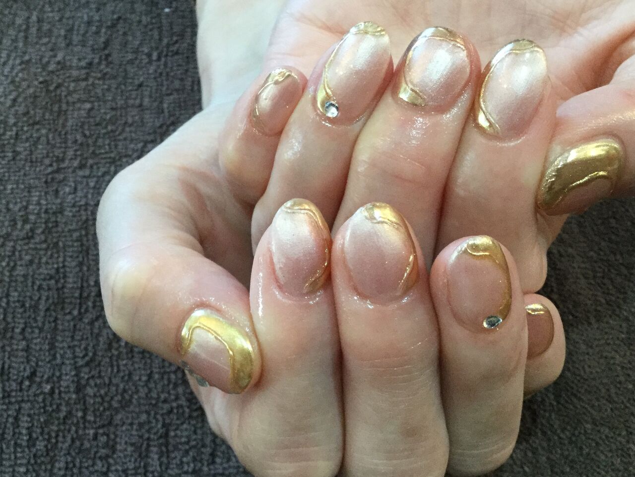 ピンクベージュ 変形ミラーアートのオシャレ ネイル Nail Salon Freestyle ピンクベージュ 変形ミラーアートのオシャレ ネイル Nail Salon Freestyle