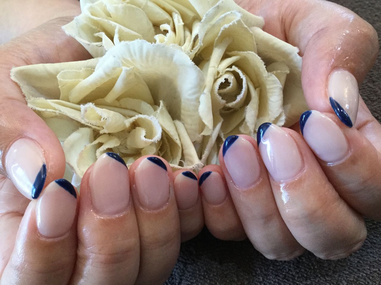 モードな雰囲気 ヌードベージュ ネイビーの個性派フレンチ ジェルネイル Nail Salon Freestyle モードな雰囲気 ヌードベージュ ネイビーの個性派フレンチ ジェルネイル Nail Salon Freestyle