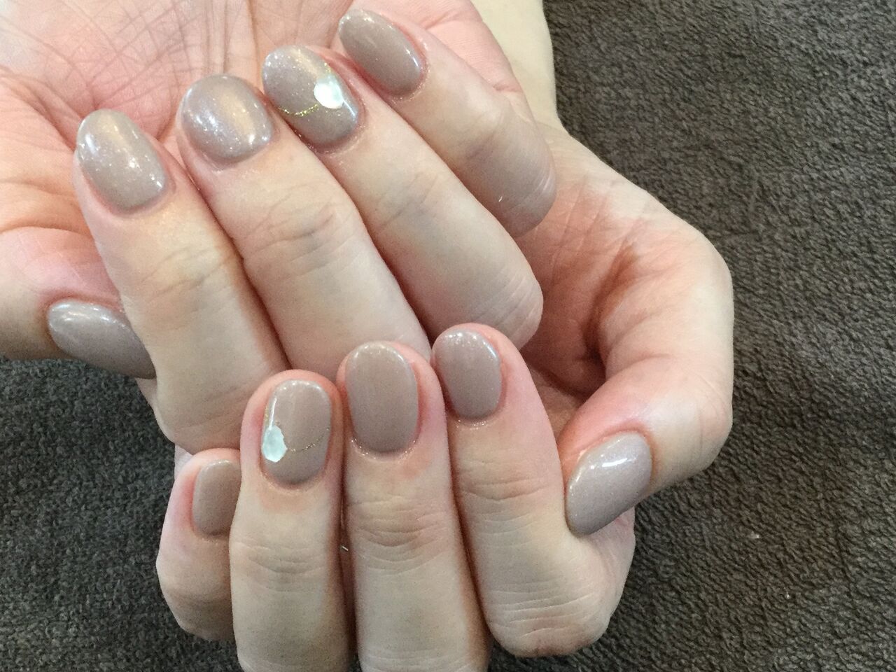 ポイントアートがオシャレ グレージュのワンカラーネイル Nail Salon Freestyle