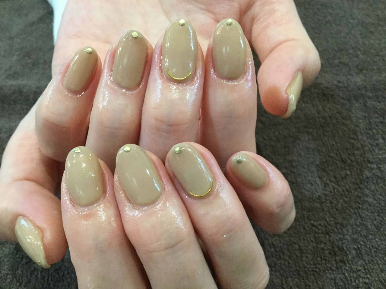 ゴールドスタッズがポイント カフェオレベージュのワンカラーネイル Nail Salon Freestyle