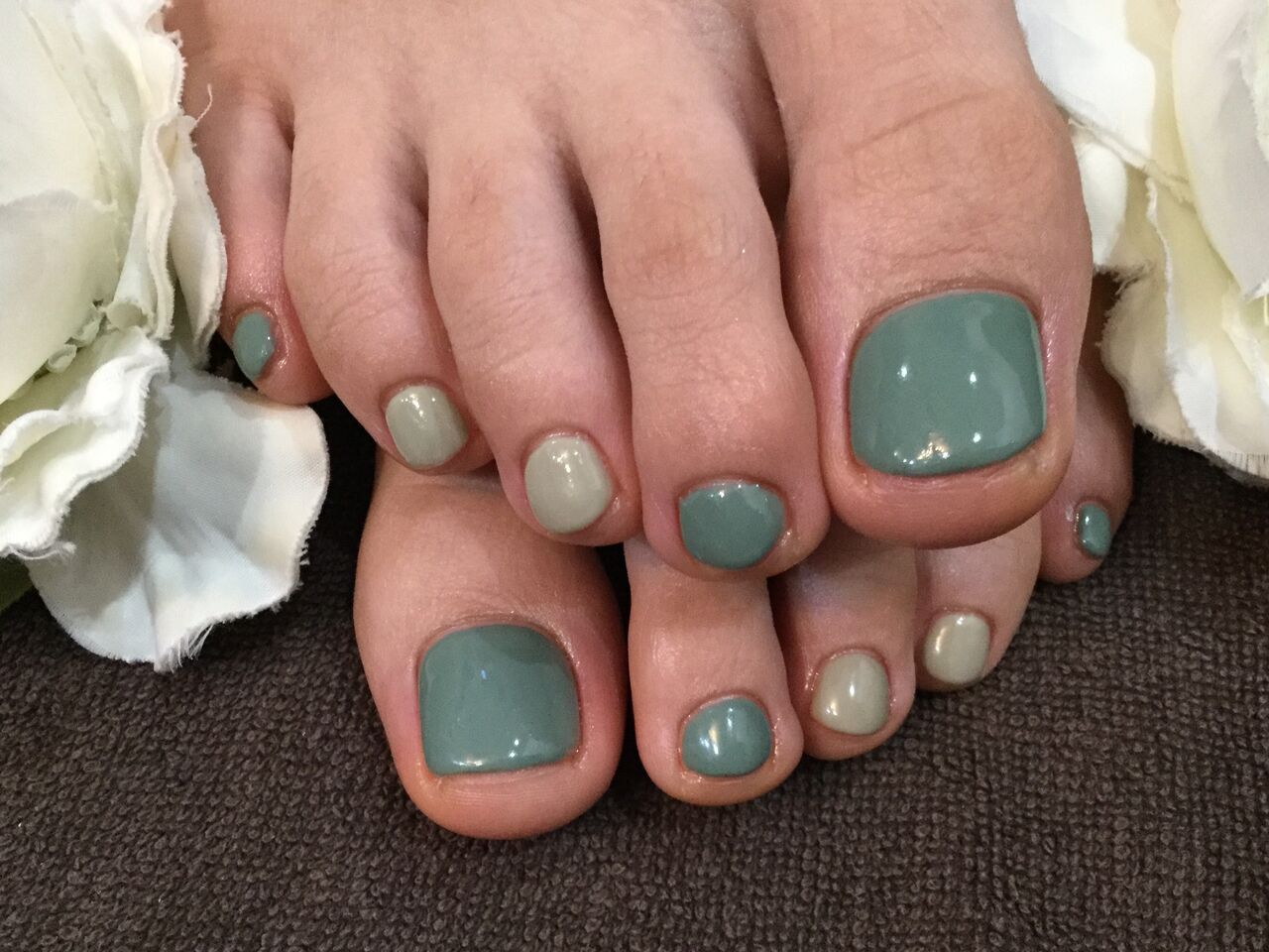 春らしい くすみグリーン2色の色変えフットネイル 彡 Nail Salon Freestyle