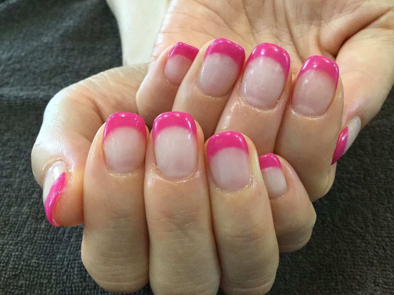 ビビットピンクのフレンチネイル Nail Salon Freestyle