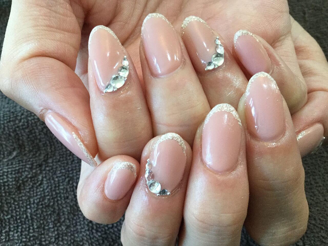 ラメラインとストーンが輝く ピンクベージュのブライダルネイル Nail Salon Freestyle