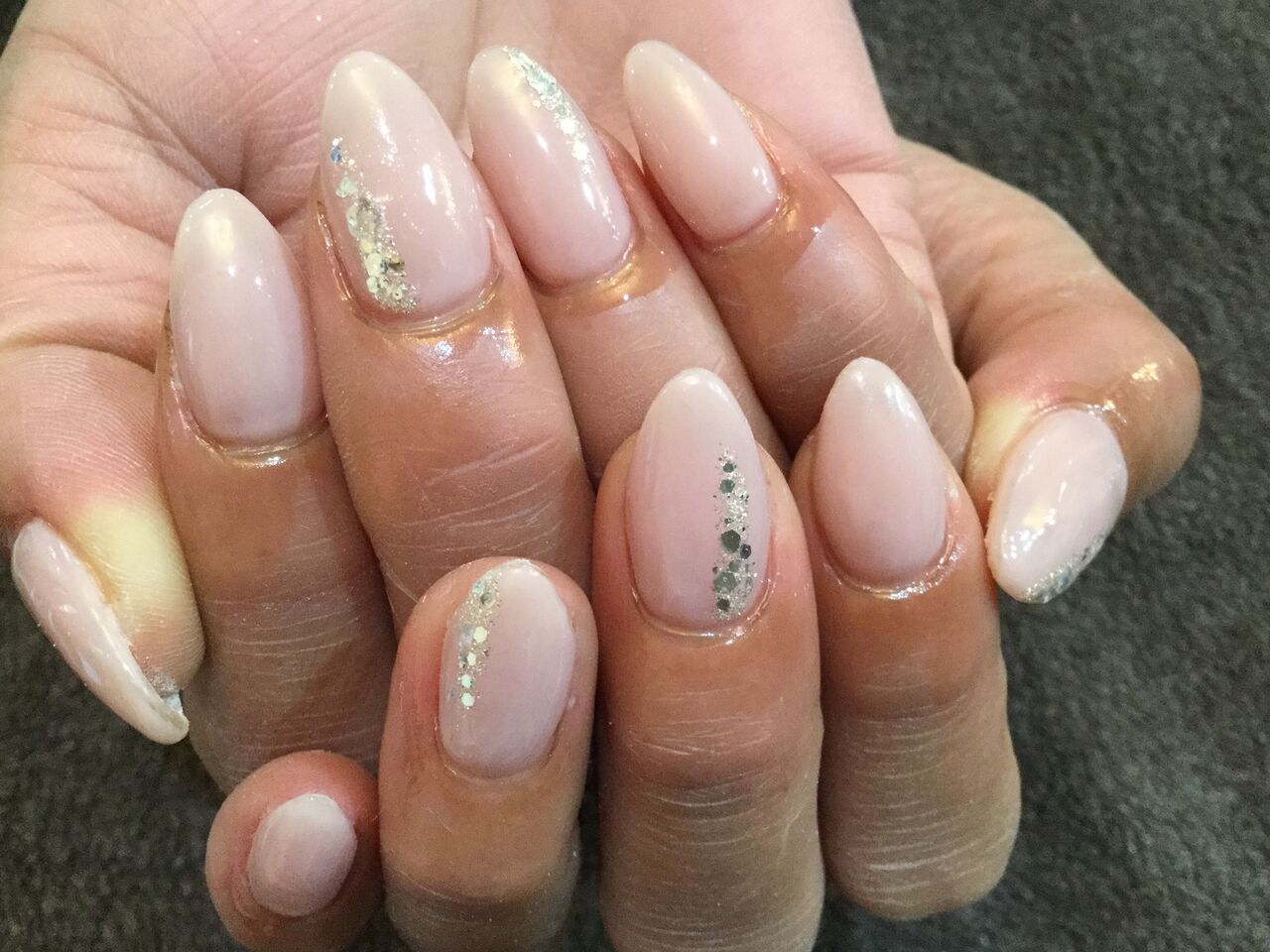ラメやホログラムがキラリ ヌードピンクのシンプルワンカラーネイル Nail Salon Freestyle