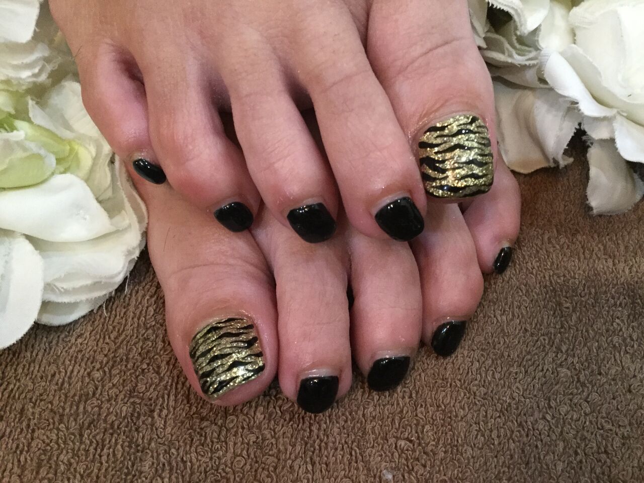 ゼブラ柄がカッコイイ ブラック ゴールドのフットネイル Nail Salon Freestyle