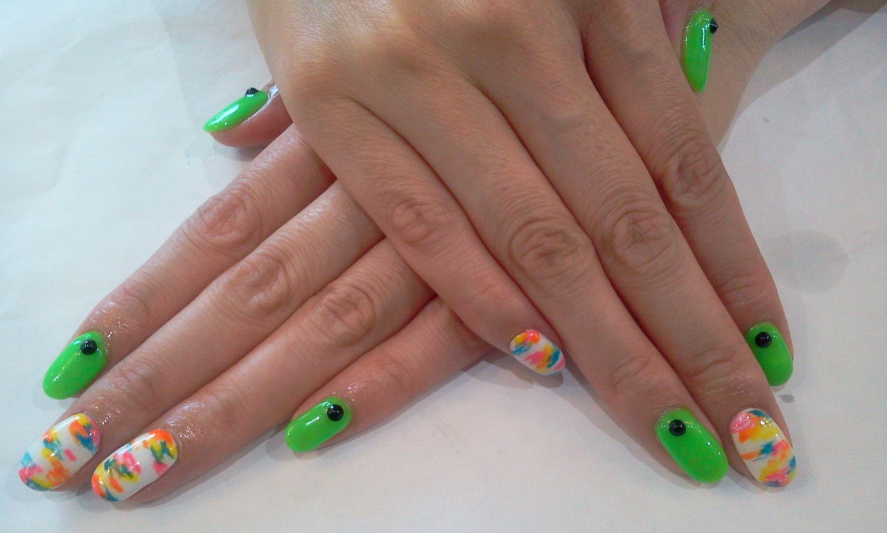 ネオングリーン カラフルアートのジェルネイル Nail Salon Freestyle