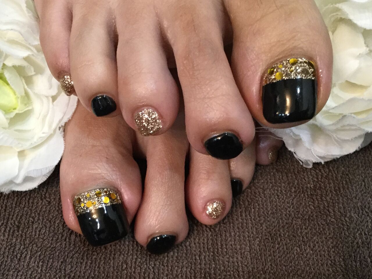大人カッコイイ ブラック ブロンズゴールドのキラキラフットネイル Nail Salon Freestyle