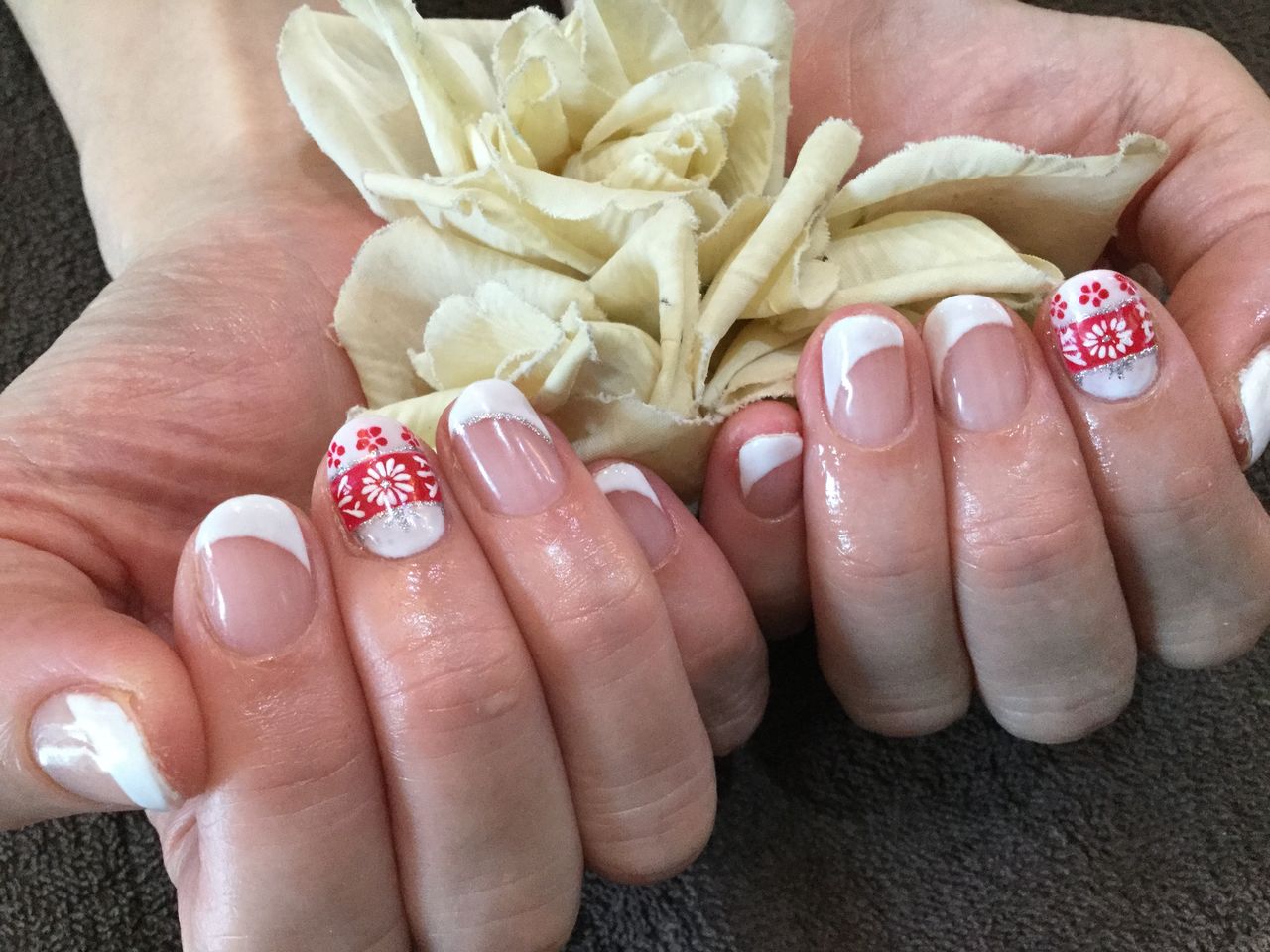 フォークロア調アートがpoint 真っ白な斜めフレンチ ジェルネイル Nail Salon Freestyle