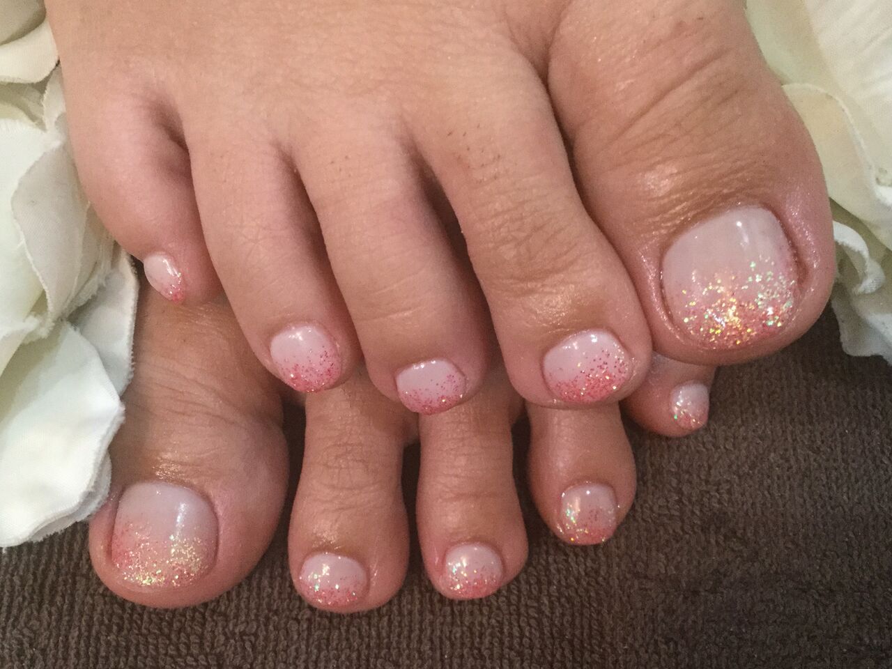 ヌーディーグレージュ キラキラピンクの大人フットネイル 彡 Nail Salon Freestyle