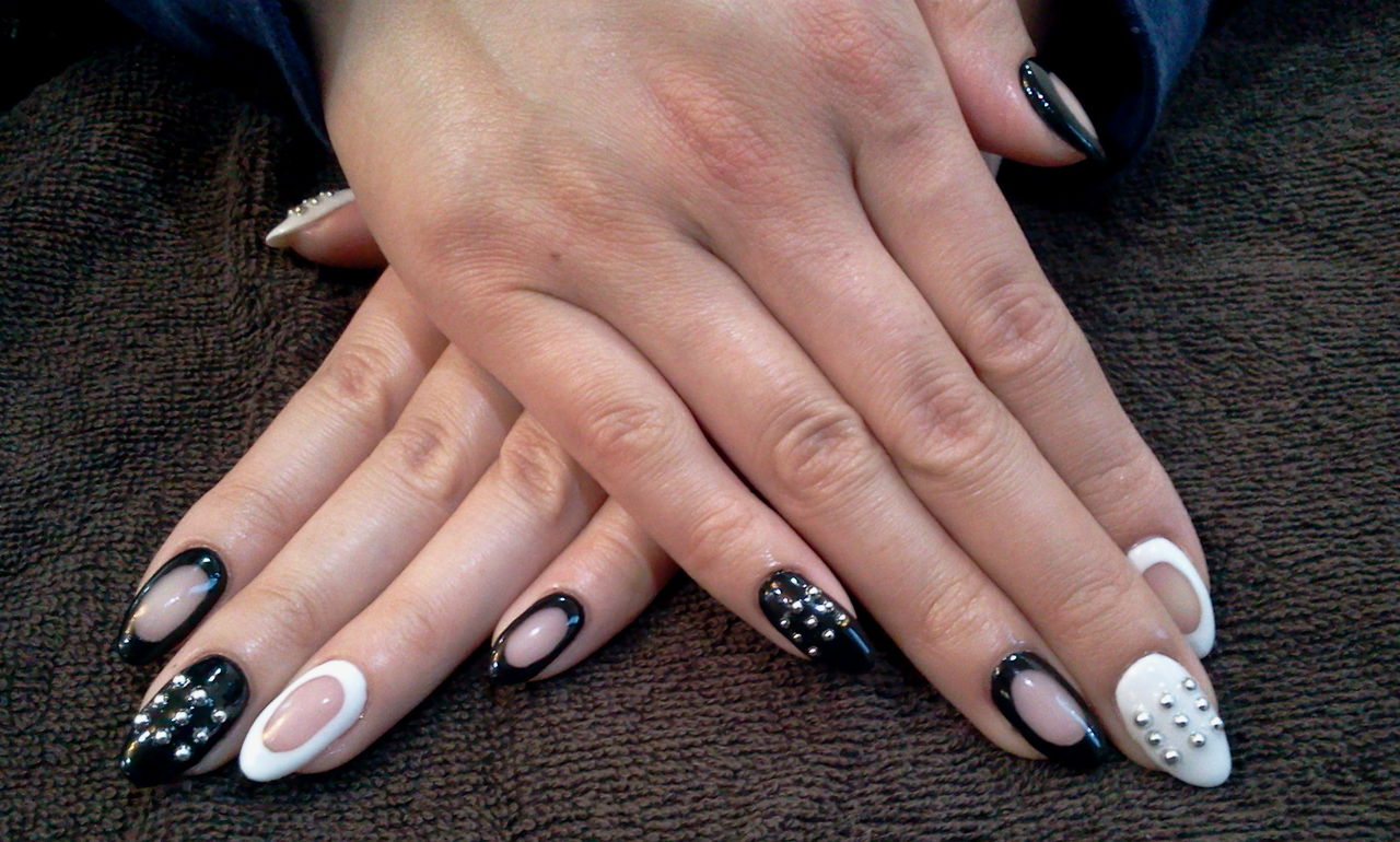 黒と白のすっきりカラーがかっこいいジェルネイル Nail Salon Freestyle 黒と白のすっきりカラーがかっこいいジェルネイル Nail Salon Freestyle