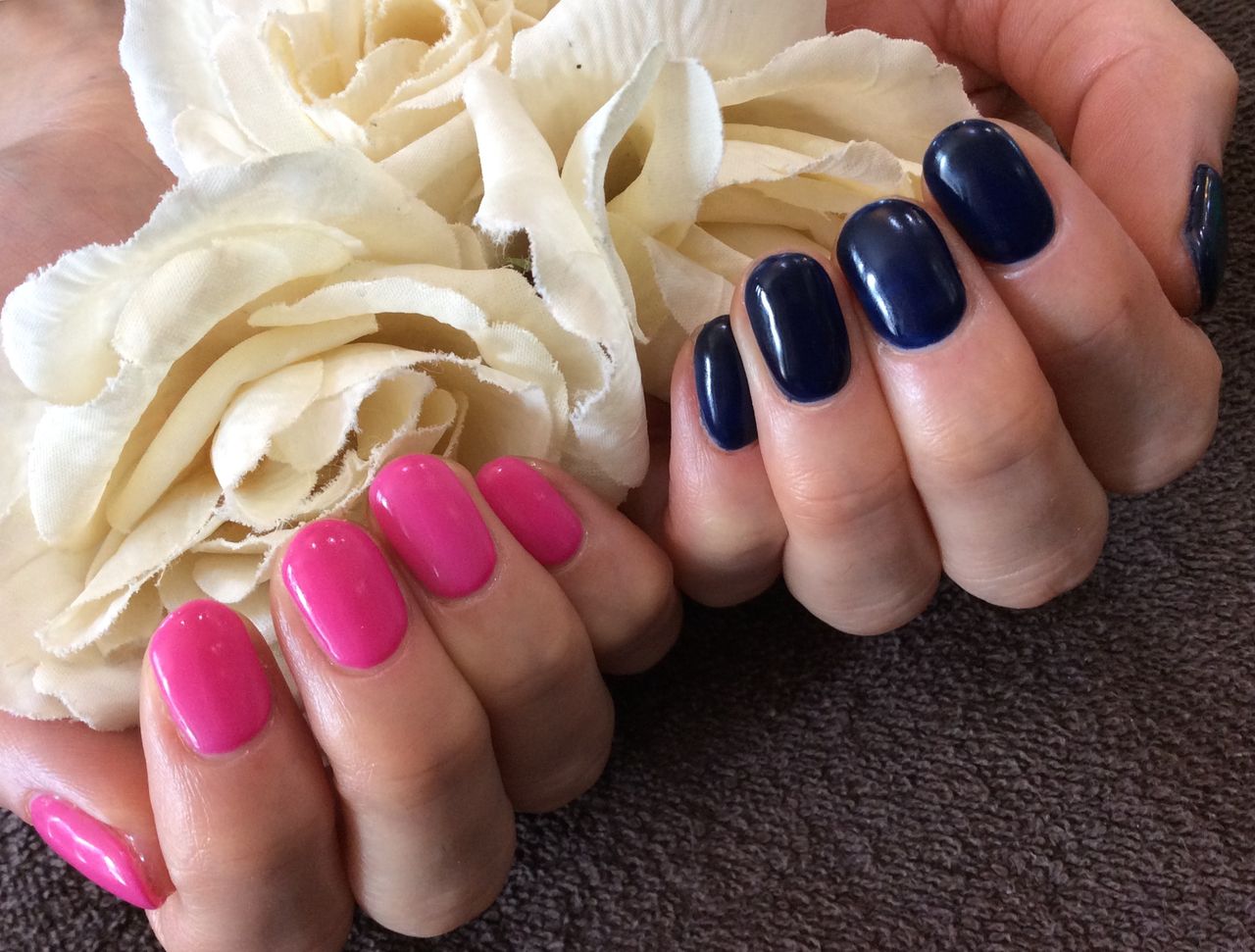 ネイビー バービーピンクのアシンメトリーな1色塗り ジェルネイル Nail Salon Freestyle ネイビー バービーピンクのアシンメトリーな1色塗り ジェルネイル Nail Salon Freestyle