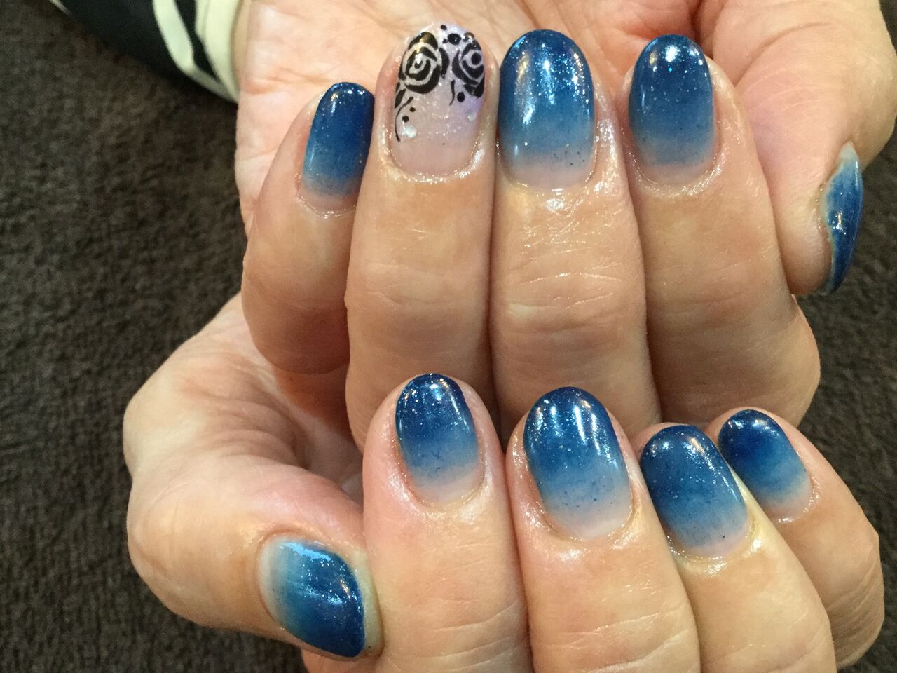 薔薇がポイント ネイビーブルーのグラデーションネイル Nail Salon Freestyle 薔薇がポイント ネイビーブルーのグラデーションネイル Nail Salon Freestyle