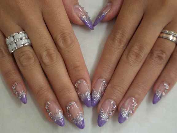 流行色の紫にラメとストーンがゴージャスなスカルプ Nail Salon Freestyle