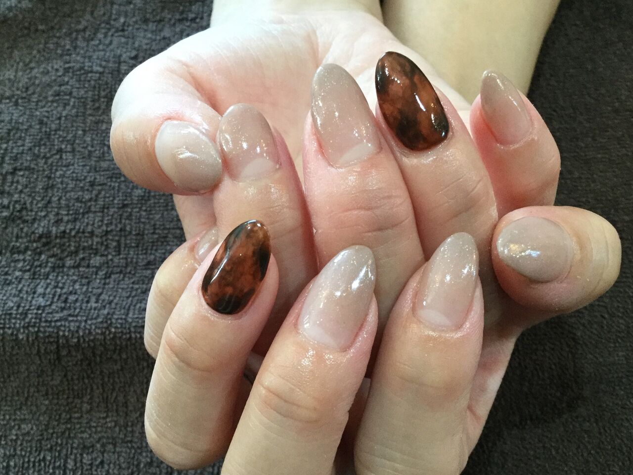 大人っぽいべっ甲柄 グレージュのグラデーションネイル Nail Salon Freestyle