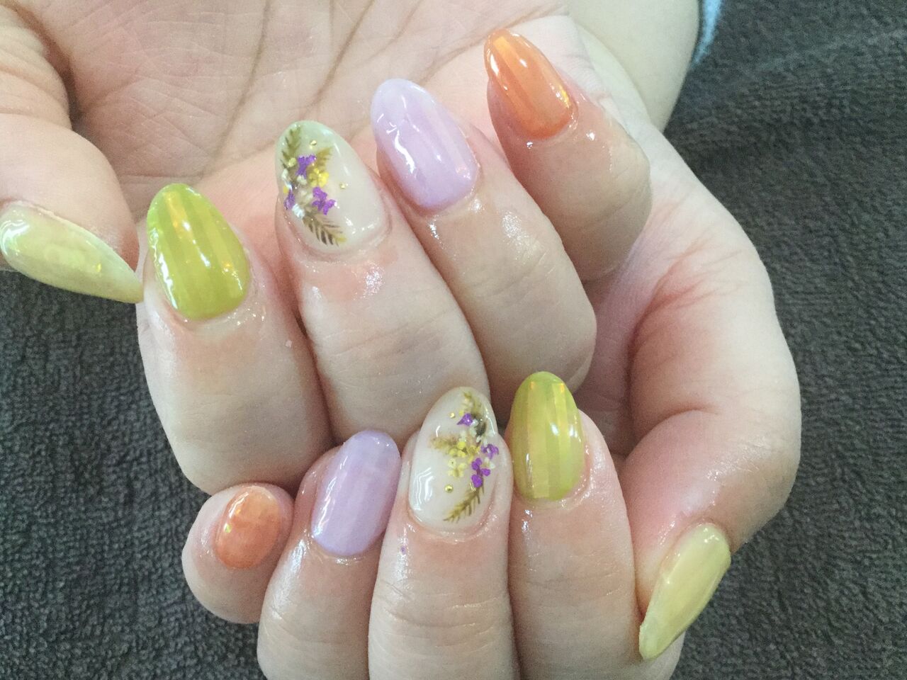 ボタニカルなデザインとキラキラフィルムが可愛い 5色の色変え押し花ネイル Nail Salon Freestyle