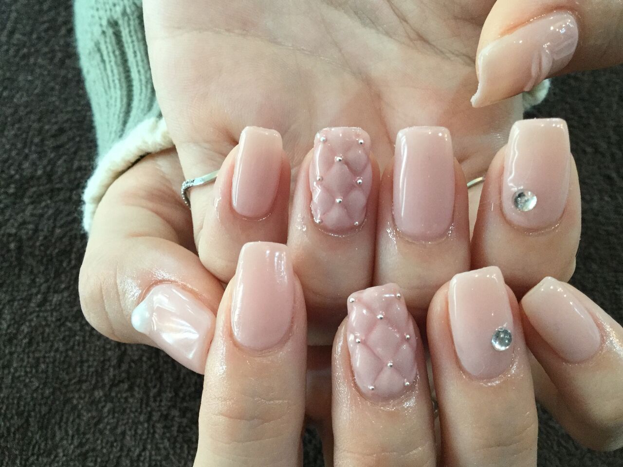 ストーンやパール 唇がpoint ヌードピンクのキルティングネイル Nail Salon Freestyle