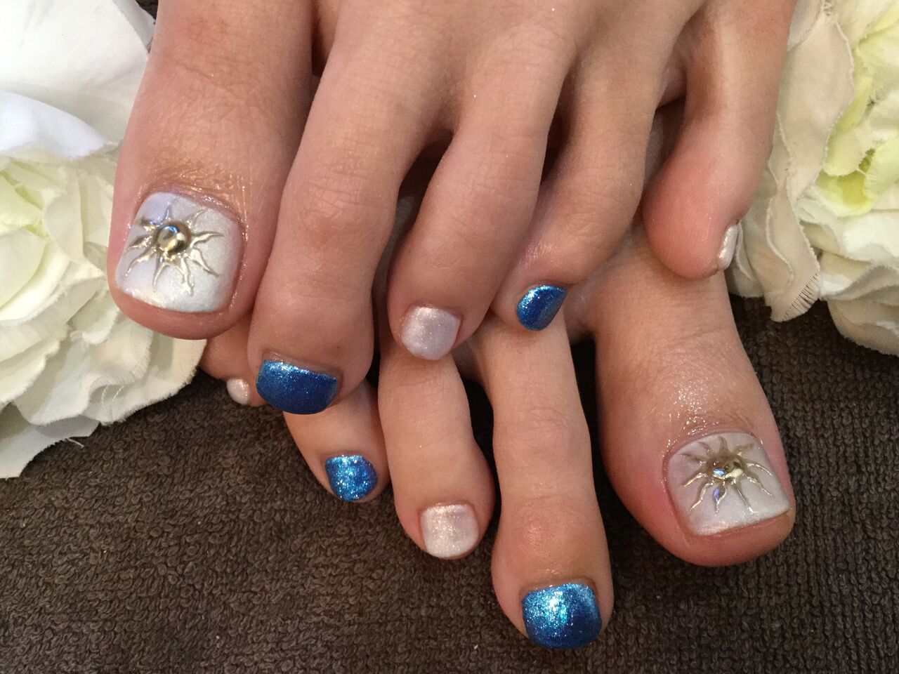ミラーの太陽がおしゃれ ブルー ホワイトのキラキラフットネイル Nail Salon Freestyle ミラーの太陽がおしゃれ ブルー ホワイトのキラキラフットネイル Nail Salon Freestyle