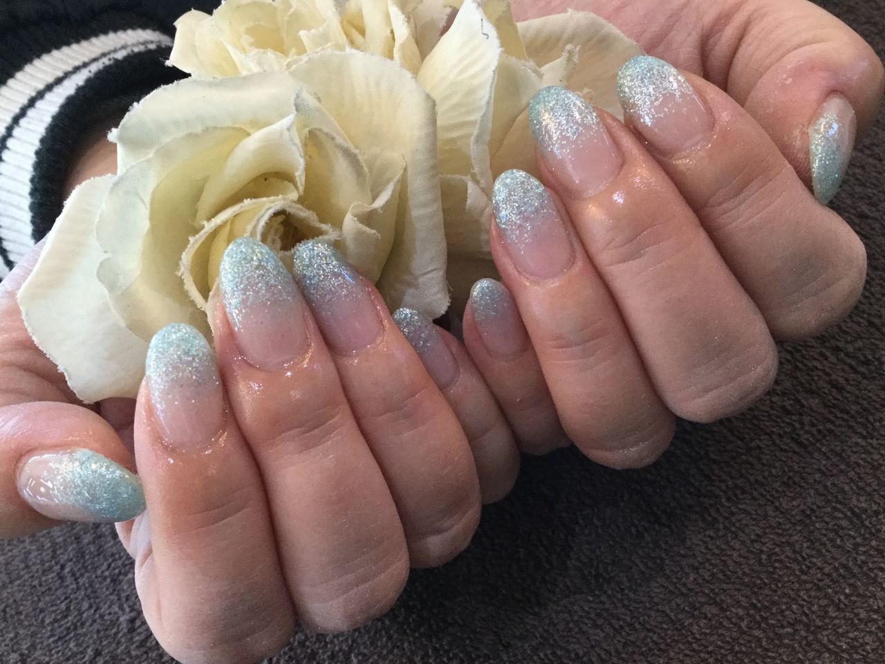 春色 淡いブルーのラメグラデーションネイル Nail Salon Freestyle