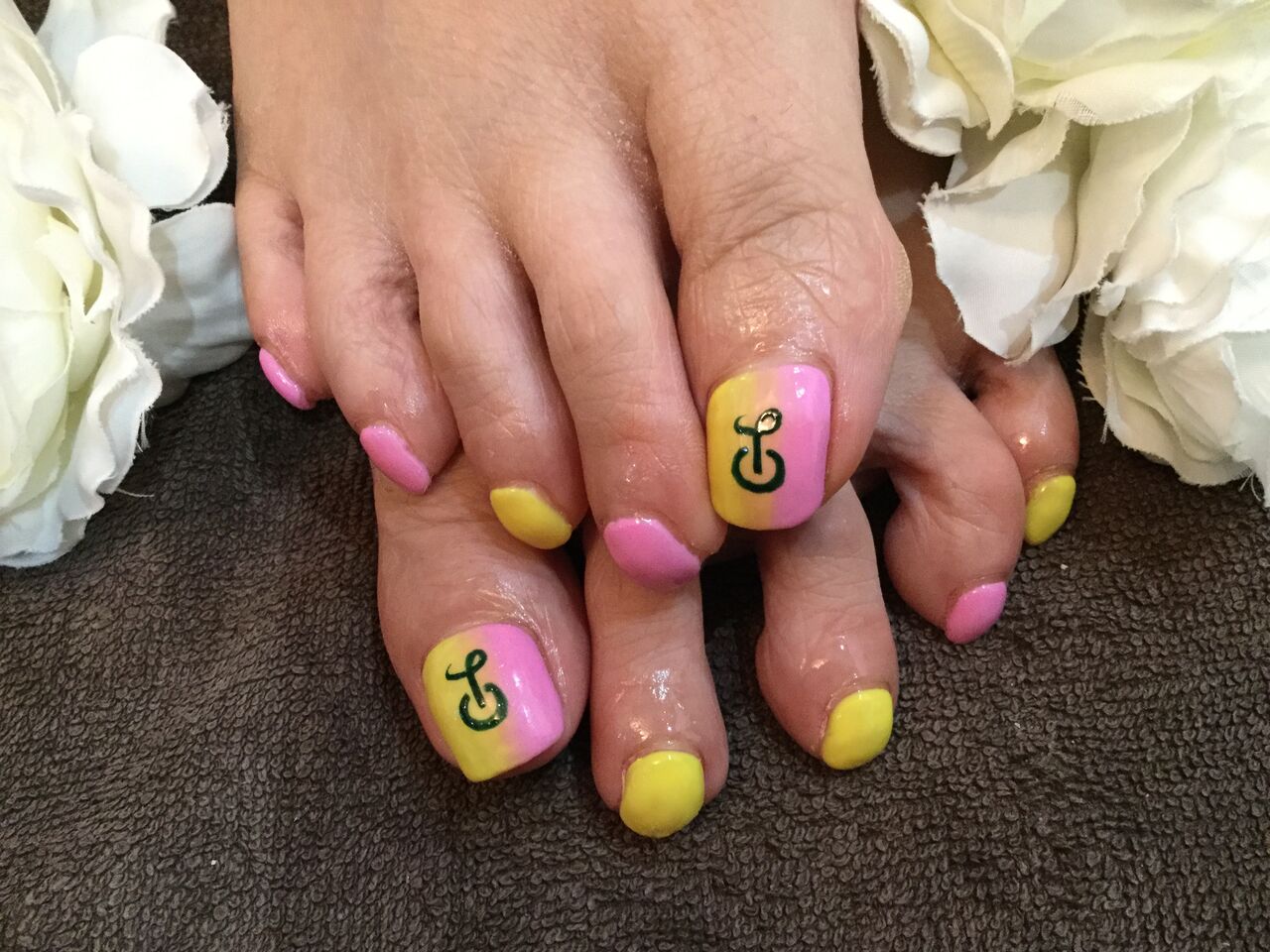 ロゴがｐｏｉｎｔ ピンク イエローの色変えフットネイル Nail Salon Freestyle