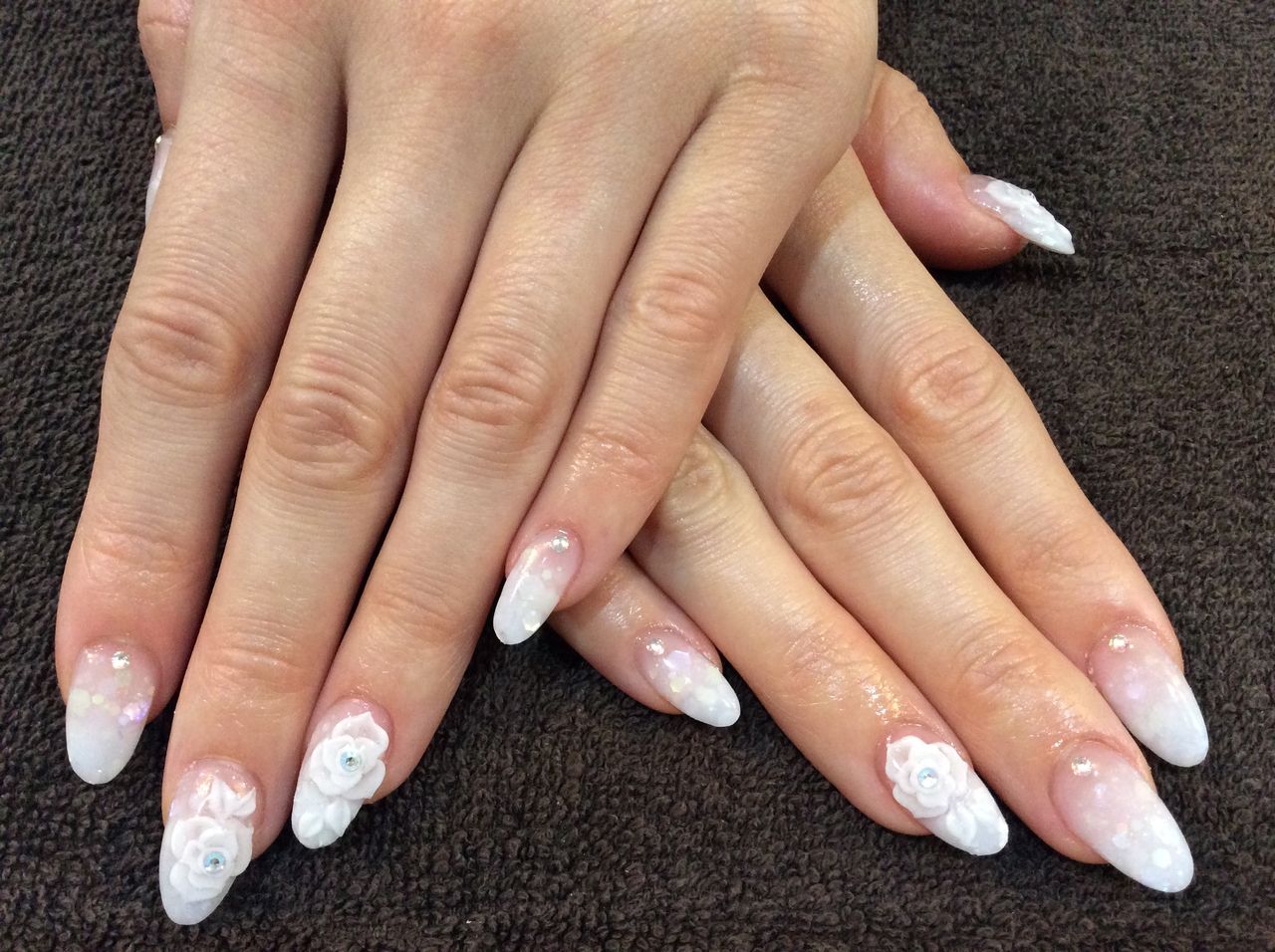 エンボス薔薇アートのホワイトブライダルネイル Nail Salon Freestyle