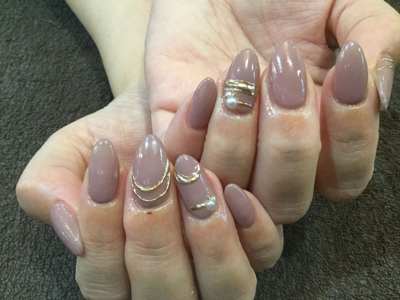 ミラーアートがｐｏｉｎｔ グレージュピンクのワンカラーネイル Nail Salon Freestyle