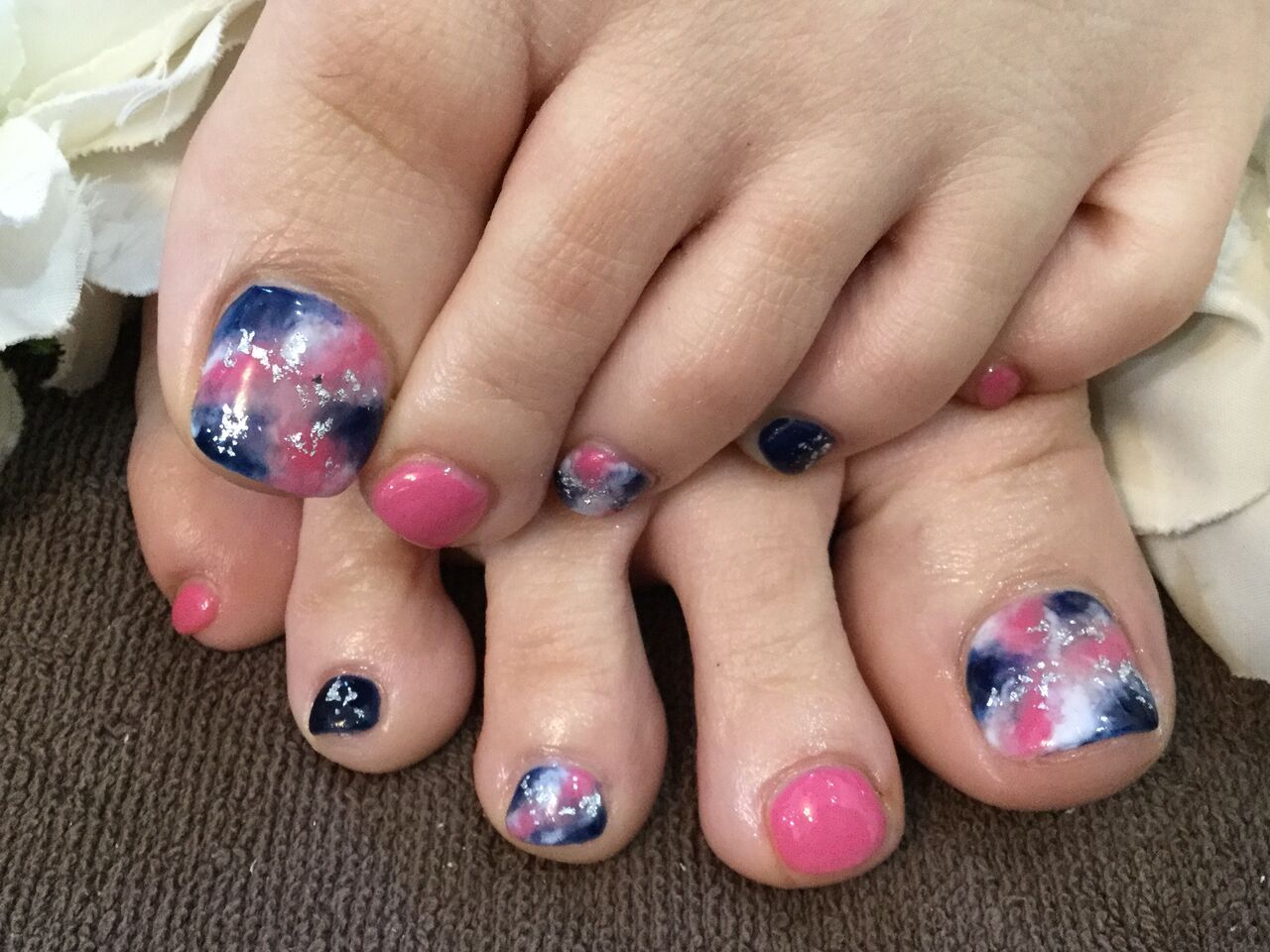 鮮やか ネイビー ピンクのマーブルフットネイル 彡 Nail Salon Freestyle