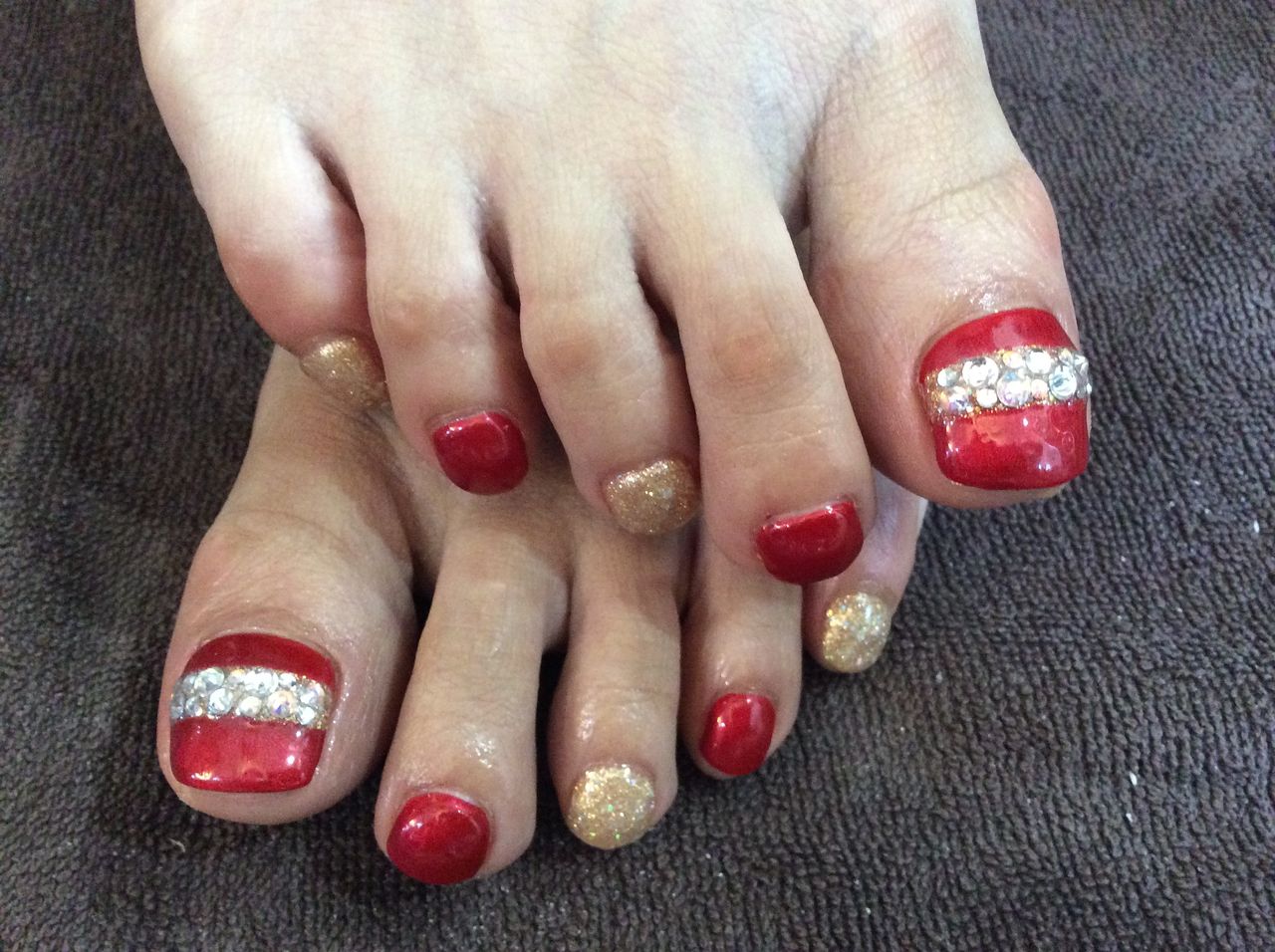 赤 ゴールド フットジェルネイル Nail Salon Freestyle 赤 ゴールド フットジェルネイル Nail Salon Freestyle