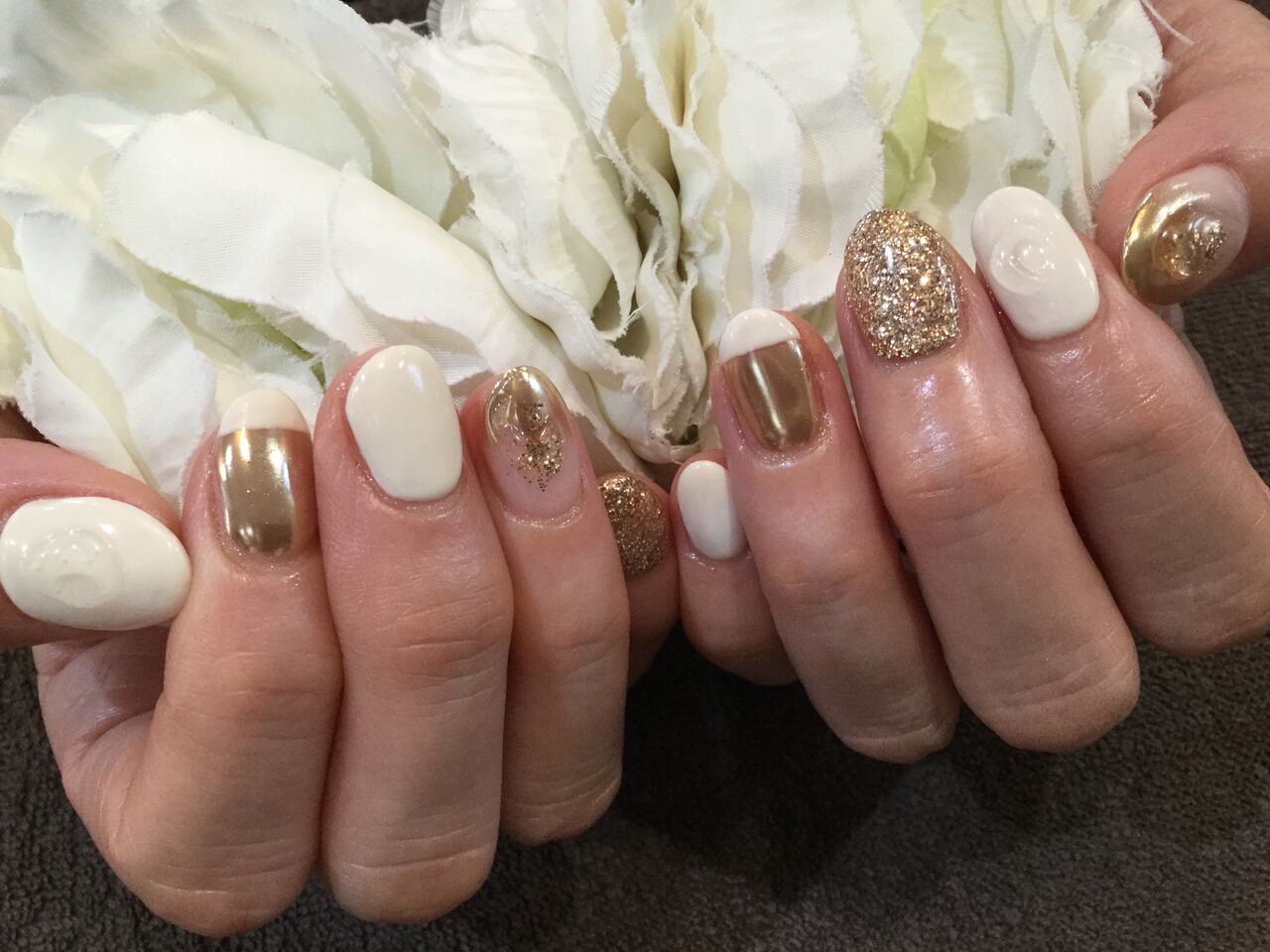 ゴールド系アートで華やか アイボリーのデザインネイル Nail Salon Freestyle