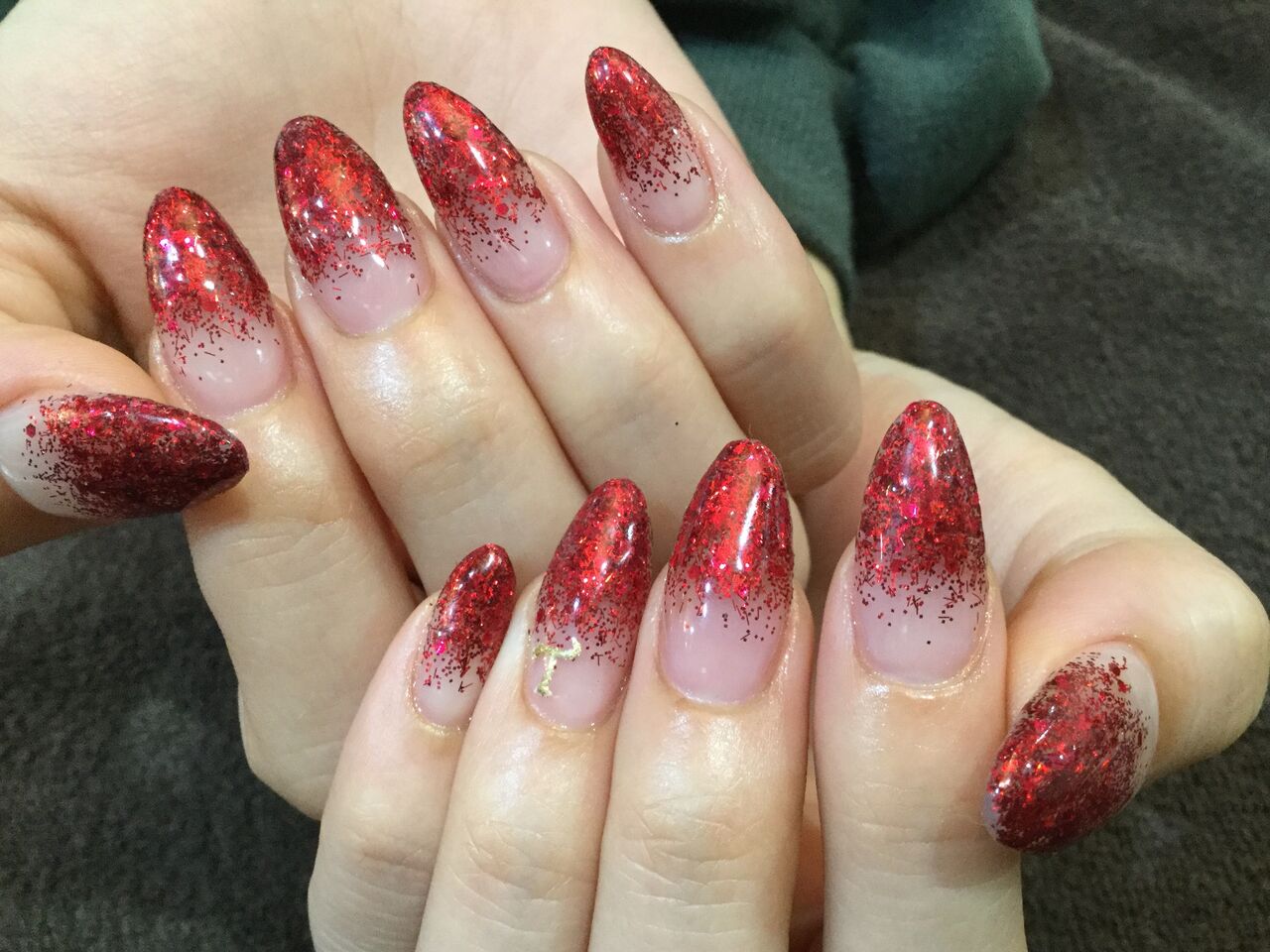 キラキラ 彡赤ラメのグラデーションネイル Nail Salon Freestyle