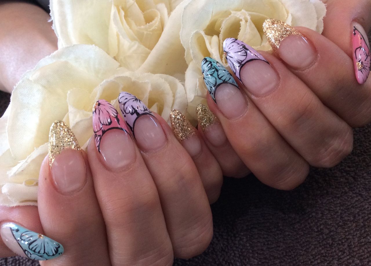 花柄フレンチで春らしく 色変えジェルネイル Nail Salon Freestyle 花柄フレンチで春らしく 色変えジェルネイル Nail Salon Freestyle