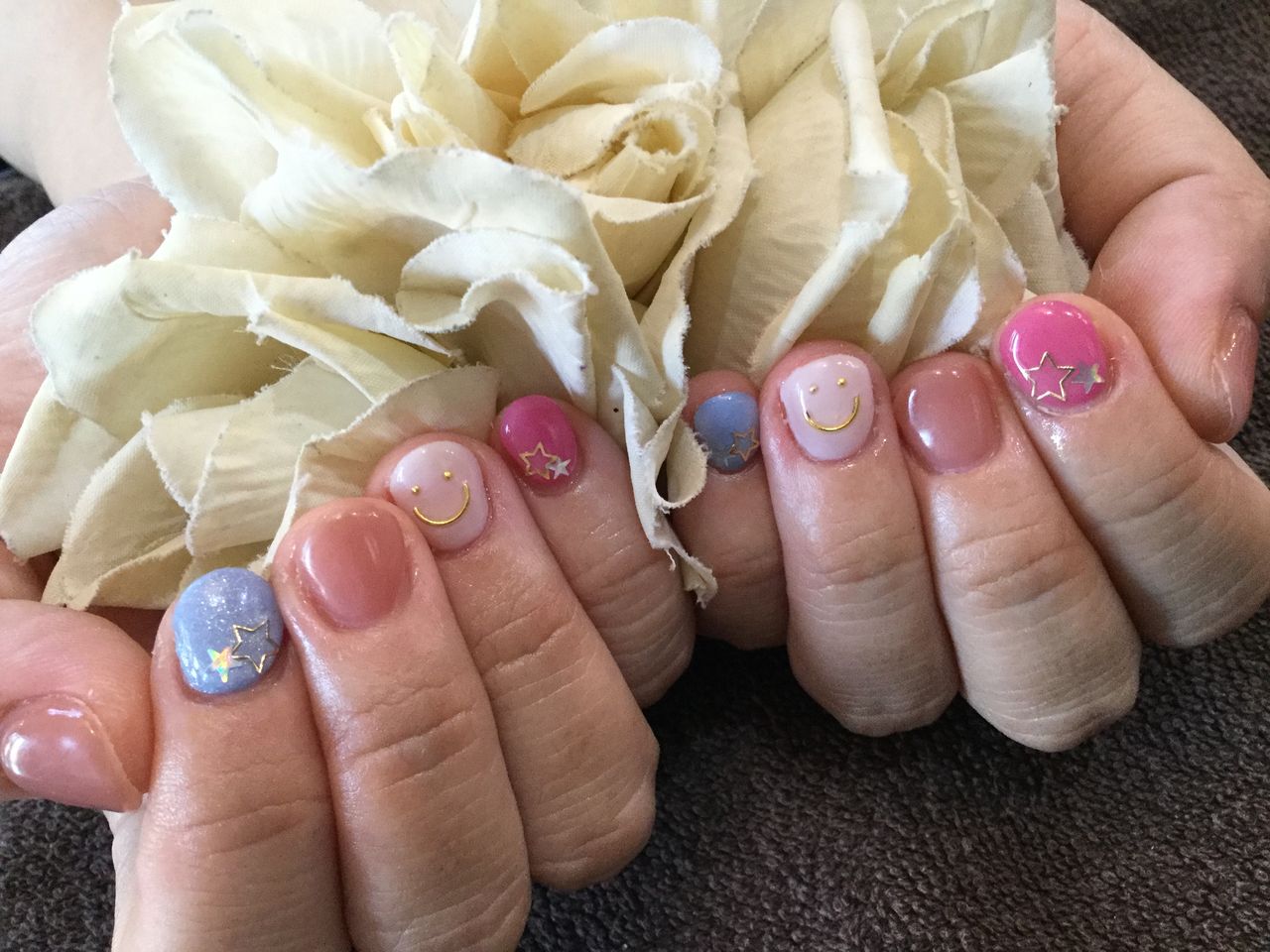 ニコちゃんマークが可愛いっ お子様ウケ抜群の色変え ジェルネイル Nail Salon Freestyle