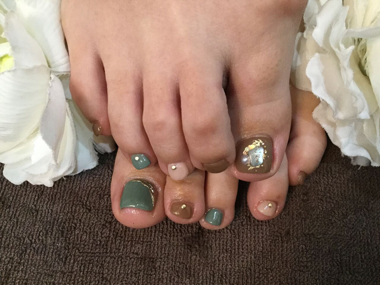 ブラウン グリーンのくすみカラー キラキラ アシンメトリーネイル Nail Salon Freestyle