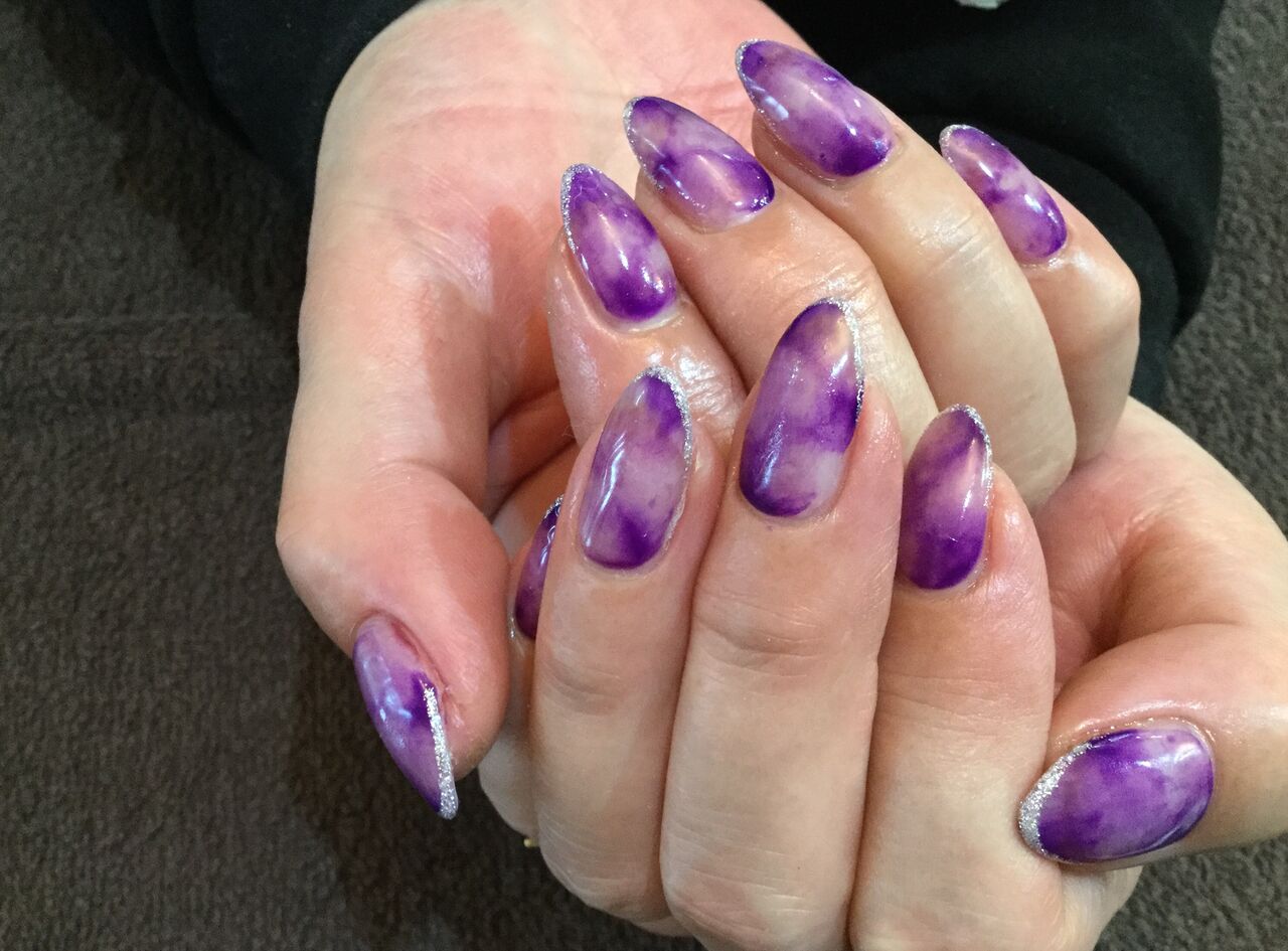 鮮やかな10本マーブルが綺麗な紫 ホワイトゴールドのラインフレンチ Nail Salon Freestyle